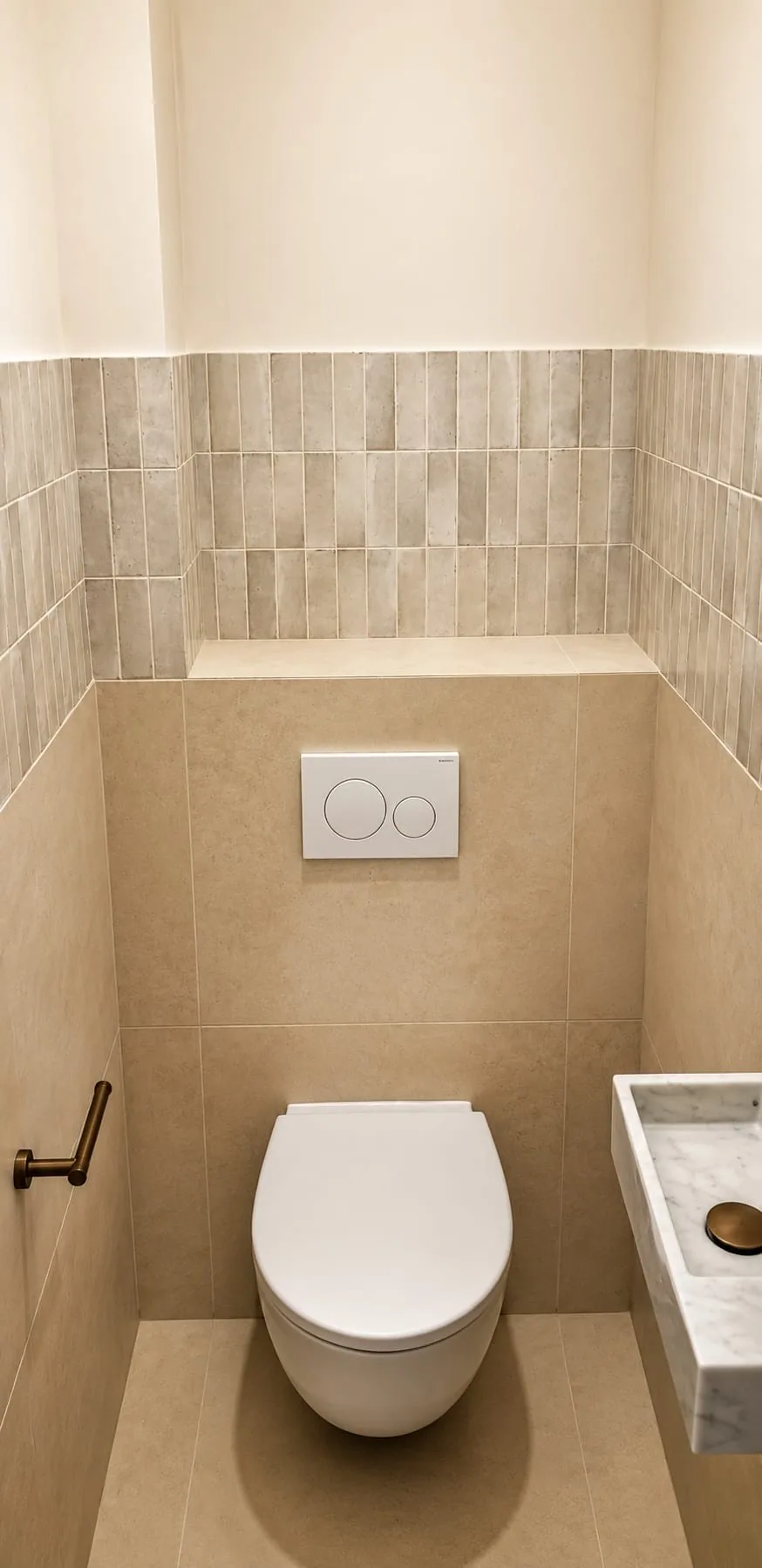 Hangtoilet met witte drukplaat, beige tegels en een klein marmeren fonteintje