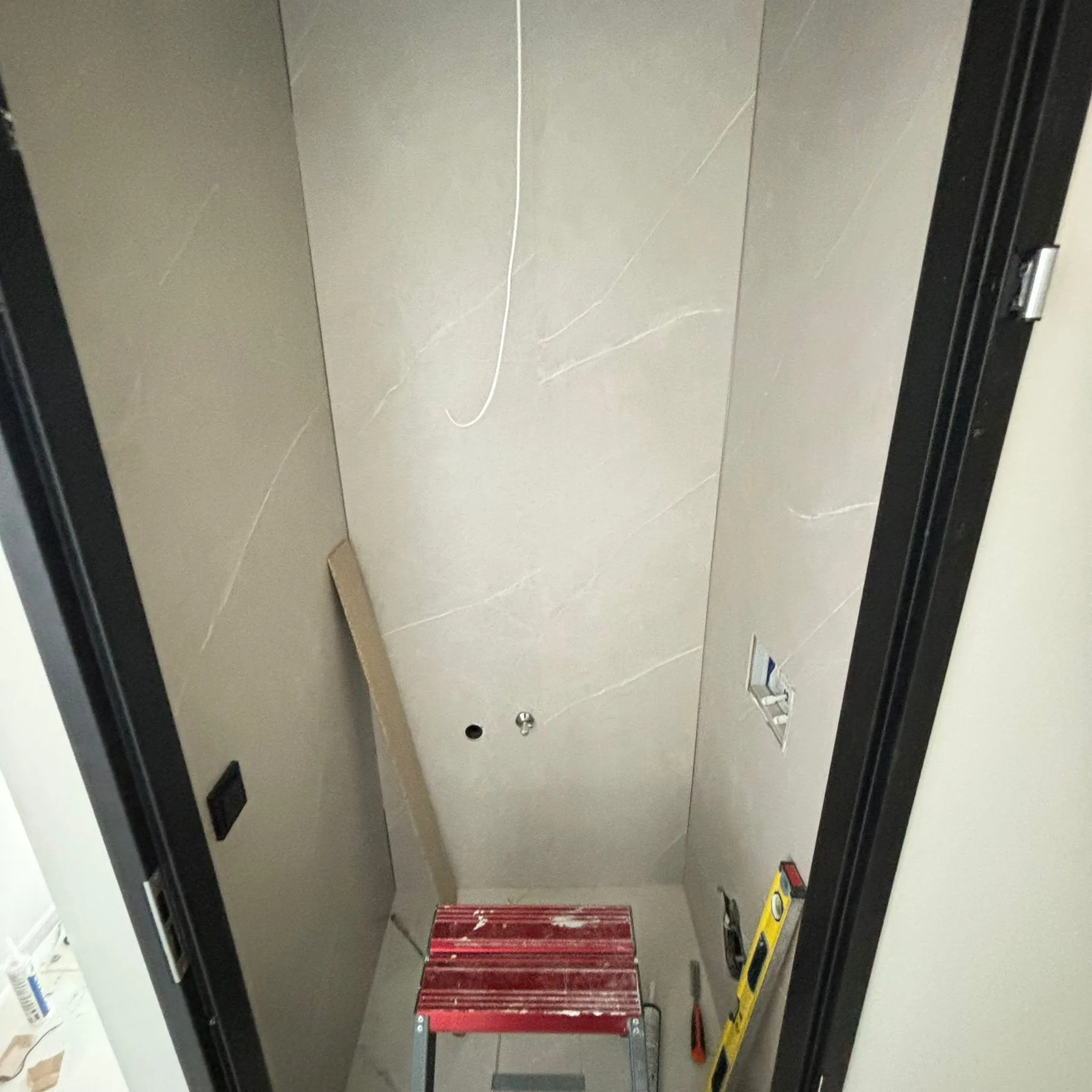 Smalle wc met nieuwe lichte marmerlook wandpanelen, nog zonder sanitair